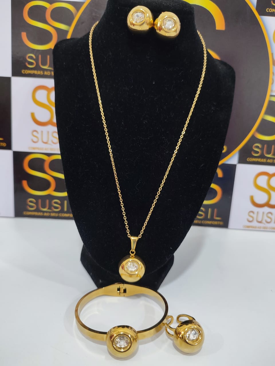Conjunto dourado com pedra 29.000 kz